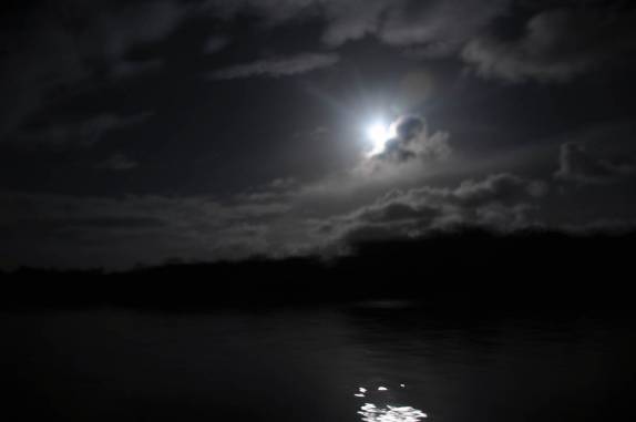 Lua cheia no início da viagem de barco entre Apicum Açu e a Ilha de Lençóis, nas Reentrâncias Maranhenses - MA